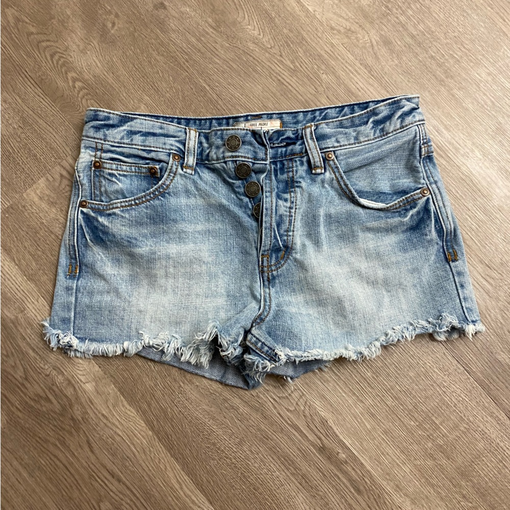 Free People women’s button fly Jean shorts size 26